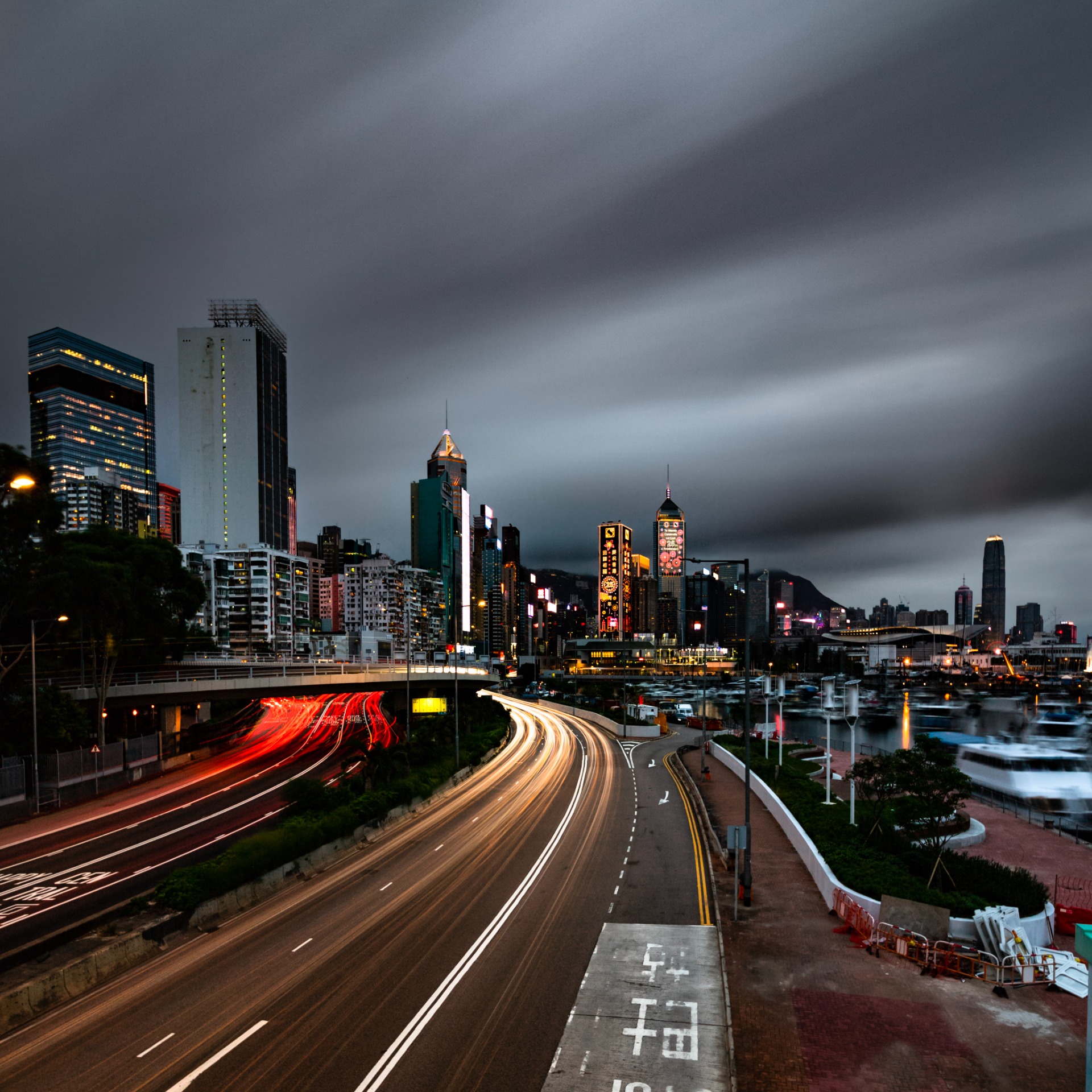 NO.03颱風前的銅鑼灣2025/32x32/Henry Au