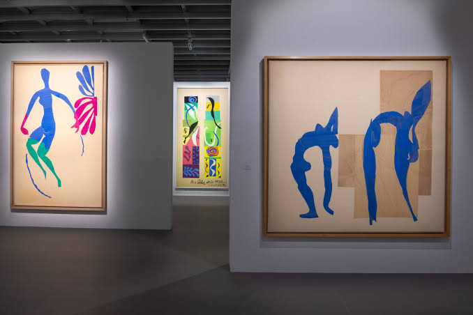 巴黎大皇宮特展現場實景：經典藍色線條的交響. 來源： Galerie Magazine