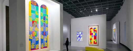 大皇宮特展現場實景：高聳展牆與巨大色塊的空間律動. 來源： Centre Pompidou